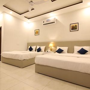 Cuzzy Inn Hotel